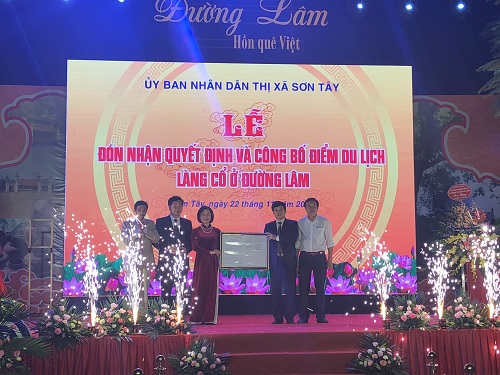 Phó Chủ tịch UBND thành phố Ngô Văn Quý trao quyết định công nhận điểm du lịch cấp thành phố đối với Làng cổ Đường Lâm.
